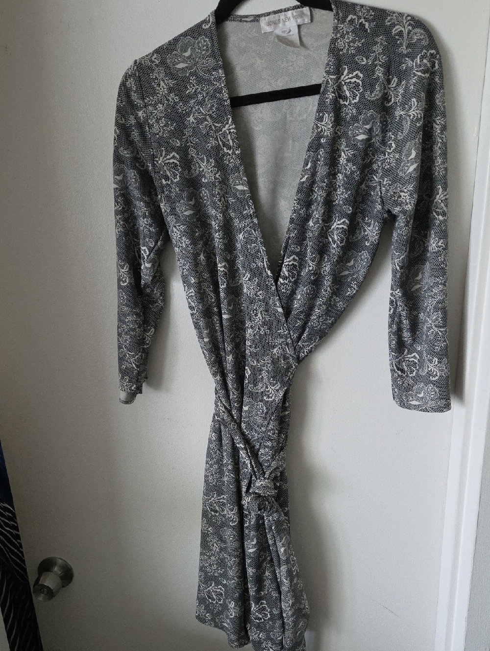Jones New York Gray and White Floral Wrap Midi Dress